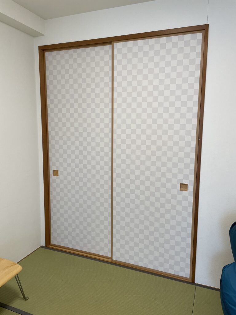 安城市　Ｈ.Ｉ様邸　分譲マンション和室の襖の張り替え。壁紙とのバランスを考えました。|安城市の襖・障子・網戸・畳の張替え　手張り表具職人の店 和紙屋（かずしや）安城北店