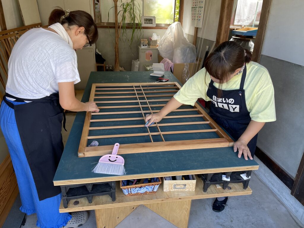 乾かした後に、ささくれを取ります。|安城市の襖・障子・網戸・畳の張替え　手張り表具職人の店 和紙屋（かずしや）安城北店