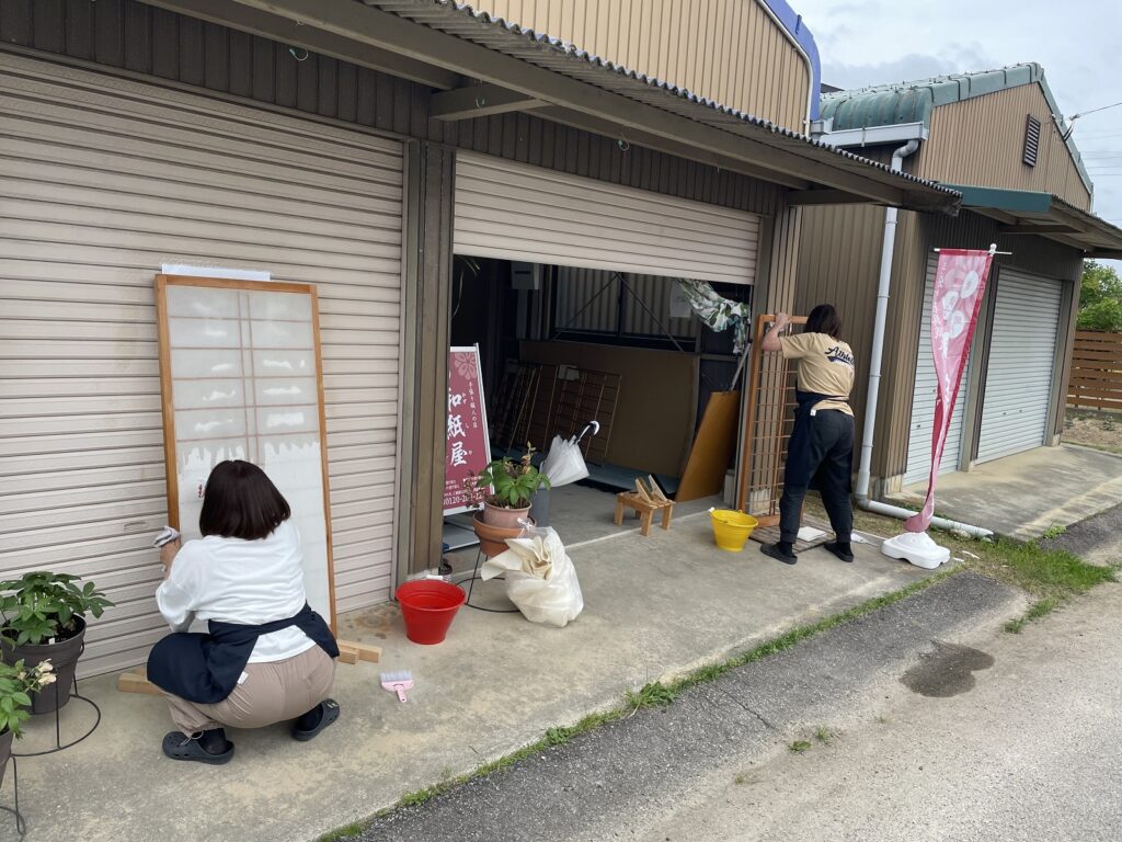 霧吹きで水を吹いて、剥がしていきます。|安城市の襖・障子・網戸・畳の張替え　手張り表具職人の店 和紙屋（かずしや）安城北店