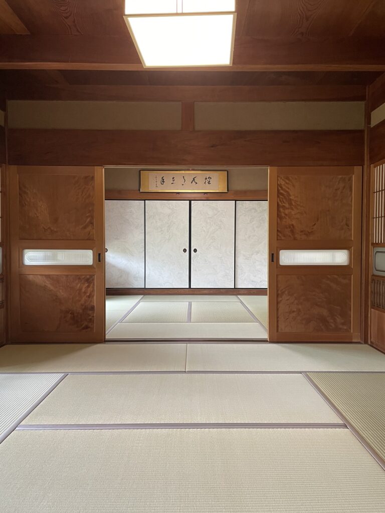 歴史が刻まれた住まいの襖、障子、畳の張り替え|安城市の襖・障子・網戸・畳の張替え　手張り表具職人の店 和紙屋（かずしや）安城北店