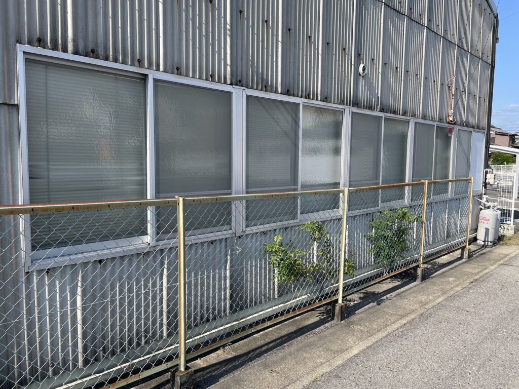 事務所の網戸を全て張り替えました。|安城市の襖・障子・網戸・畳の張替え　手張り表具職人の店 和紙屋（かずしや）安城北店
