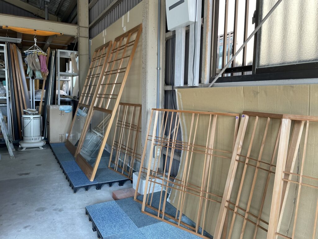 雪見障子と欄間の障子。  今日、古い障子紙を剥がしました。|安城市の襖・障子・網戸・畳の張替え　手張り表具職人の店 和紙屋（かずしや）安城北店