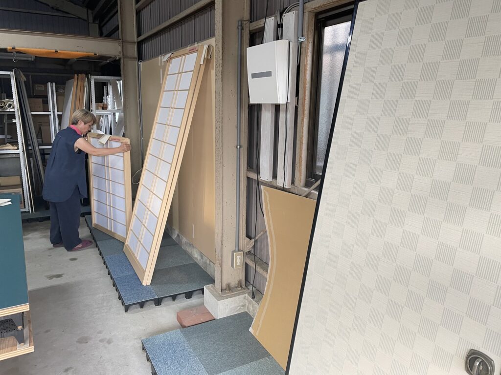 格子柄の戸襖と雲竜紙の丈長の障子|安城市の襖・障子・網戸・畳の張替え　手張り表具職人の店 和紙屋（かずしや）安城北店