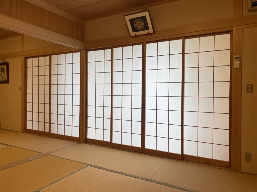 巾広・丈長の障子を納品、 畳の新調の寸法取り|安城市の襖・障子・網戸・畳の張替え　手張り表具職人の店 和紙屋（かずしや）安城北店