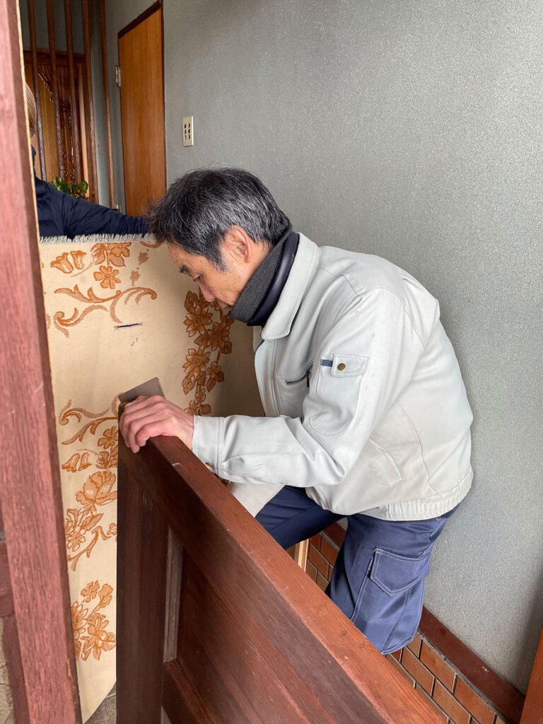 安城市　K様邸　玄関ドアの下が擦ってしまって開閉がスムーズに出来なくて困っています。|安城市の襖・障子・網戸・畳の張替え　手張り表具職人の店 和紙屋（かずしや）安城北店