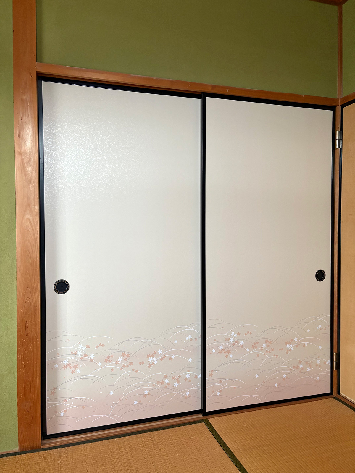 安城市　A様邸　桜柄の襖の張替え|安城市の襖・障子・網戸・畳の張替え　手張り表具職人の店 和紙屋（かずしや）安城北店
