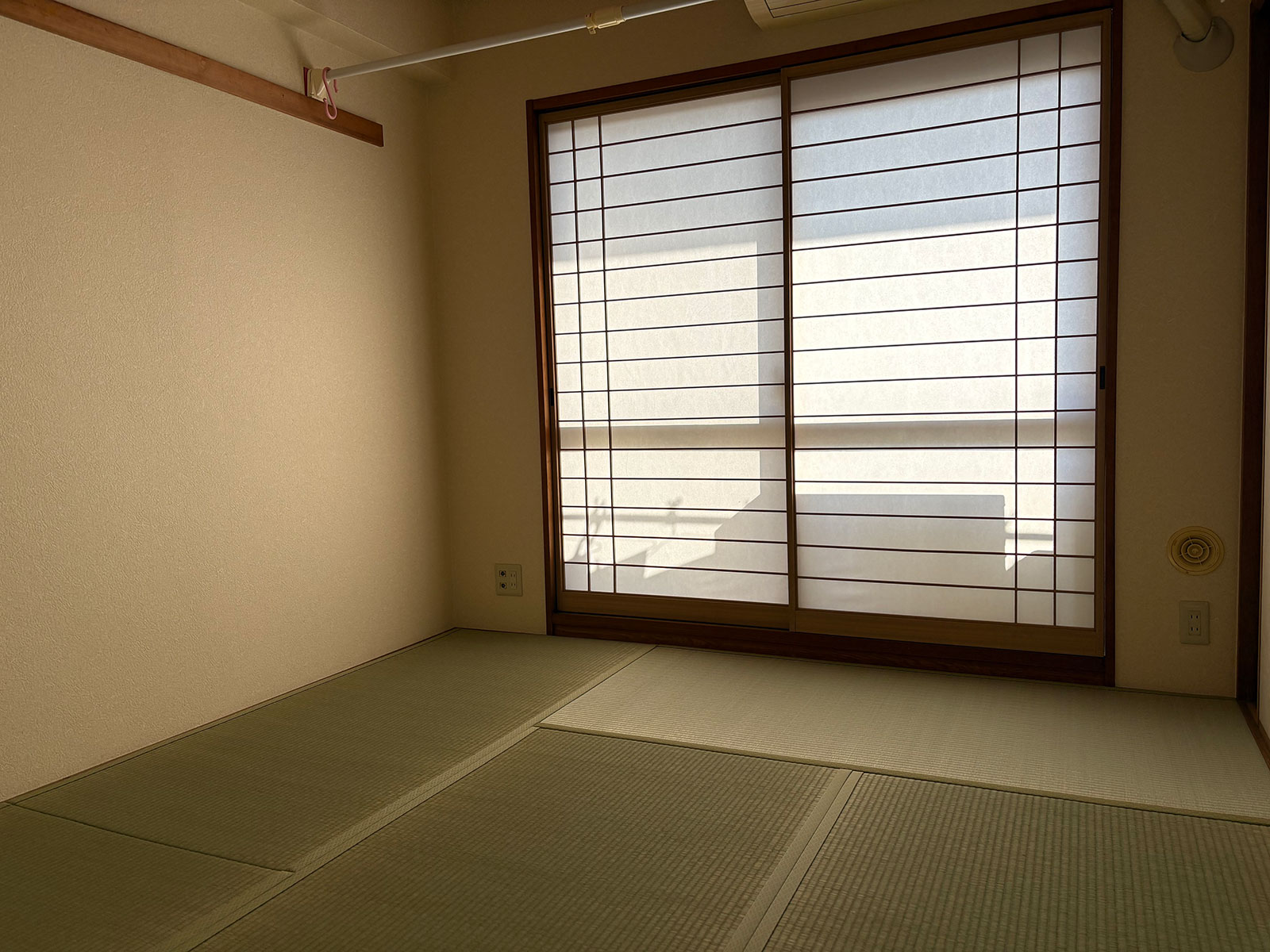 安城市　K.T.様邸　一泊での障子と畳の張替え　☆実際に、障子紙を破いて、こっちはすぐに破れるが、こっちの方がこの様に破れないと、説明が良かった。|安城市の襖・障子・網戸・畳の張替え　手張り表具職人の店 和紙屋（かずしや）安城北店