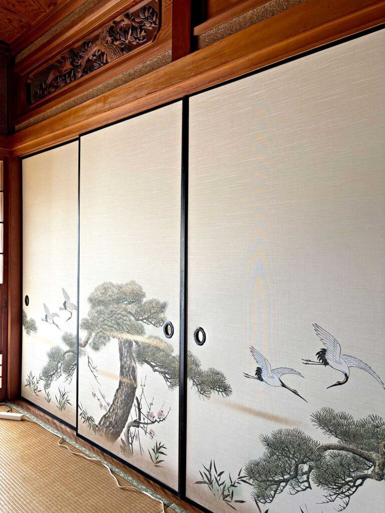 安城市　O様邸　2枚で1つの柄になる襖の張替え|安城市の襖・障子・網戸・畳の張替え　手張り表具職人の店 和紙屋（かずしや）安城北店