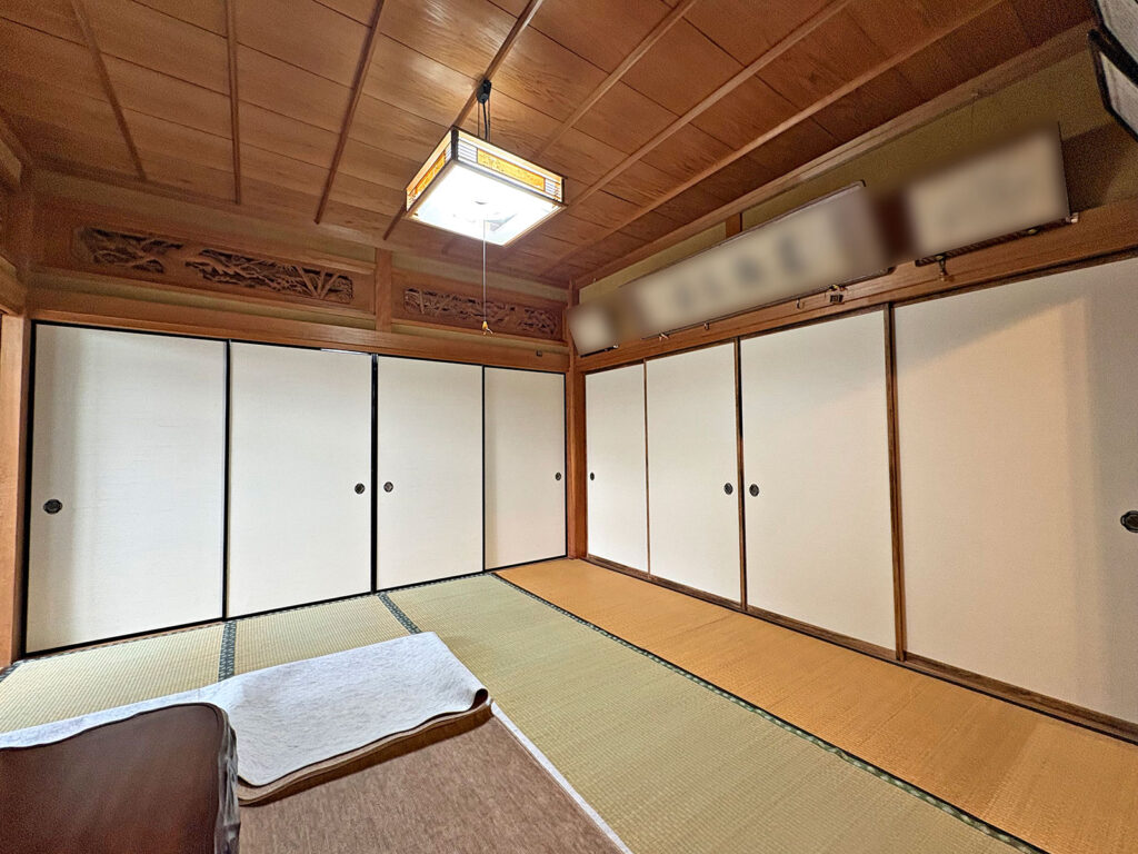 安城市　T.K.様邸　障子を張り替えたら部屋全体が、明るくなりました。 他も気になり、ふすま、ガラス戸、網戸と、気軽に相談に応じてもらい安心して追加依頼出来ました。 開かなかった戸がスムーズに使えるようになった時は感動しました。|安城市の襖・障子・網戸・畳の張替え　手張り表具職人の店 和紙屋（かずしや）安城北店