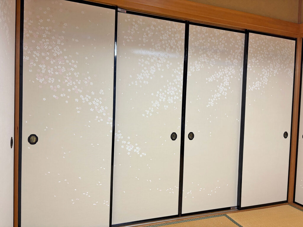 安城市　I様邸　4面が繋がった桜の柄の襖の張替えとペット用床材の張替え|安城市の襖・障子・網戸・畳の張替え　手張り表具職人の店 和紙屋（かずしや）安城北店
